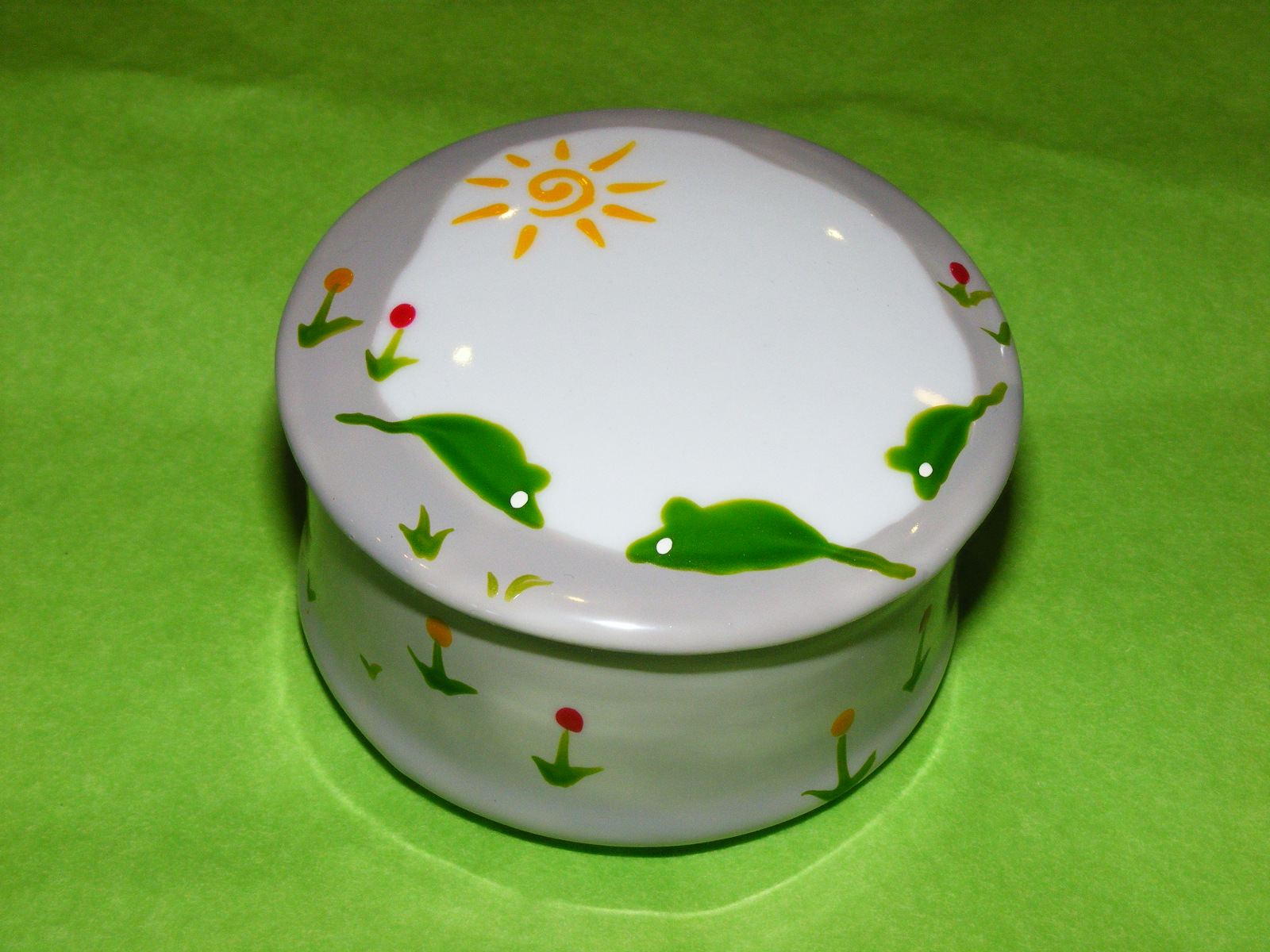 Boite ronde verte peinte à la main avec un diamètre de 14 cm