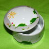 boîte ronde ouverte en porcelaine blanche peinte à la main, décor souris vertes
