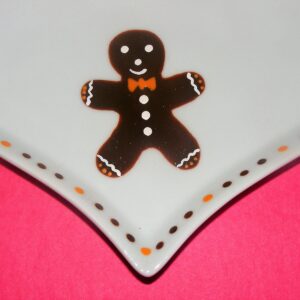 Détail Petit plat cœur en porcelaine peinte à la main décor bonhomme en pain d'épices