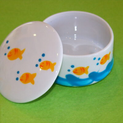Boîte ronde ouverte décor poissons bulles porcelaine peinte à la main