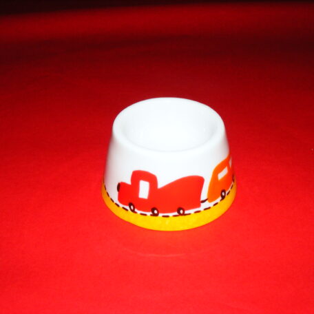 Coquetier cône en porcelaine blanche peinte à la main, décor petit train rouge et orange