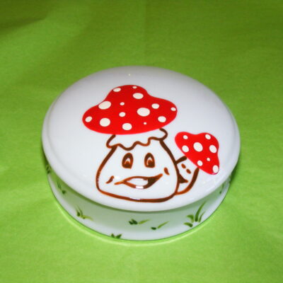 Boîte ronde plate en porcelaine blanche peinte à la main, décor champignons rigolos