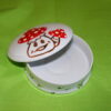 Boîte ronde plate ouverte en porcelaine blanche peinte à la main, décor champignons rigolos