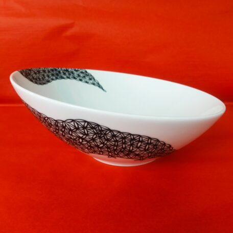 Saladier oblique, vue arrière, en porcelaine blanche peinte à la main, avec décor dentelle noire