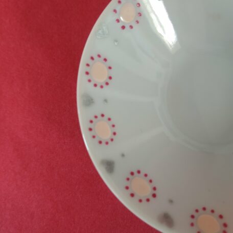 Détail mini coupelle ronde pour le sachet de thé en porcelaine blanche peinte à la main, décor mandala rose