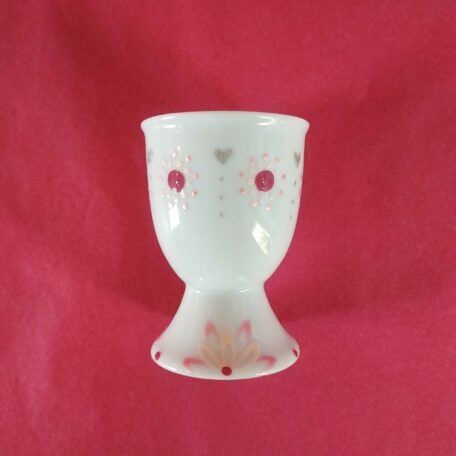 Autre vue coquetier classique en porcelaine blanche peinte à la main, décor mandala rose
