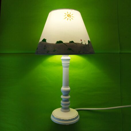 lampe allumée pied en bois peint blanc, abat-jour en toile blanche peinte à la main, décor souris vertes
