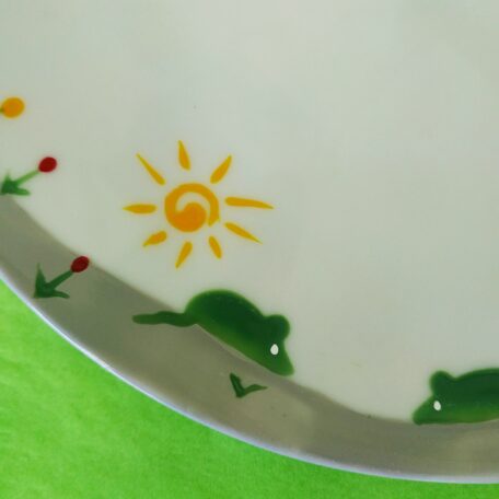 Détail assiette à dessert extra plate en porcelaine blanche peinte à la main, décor souris vertes