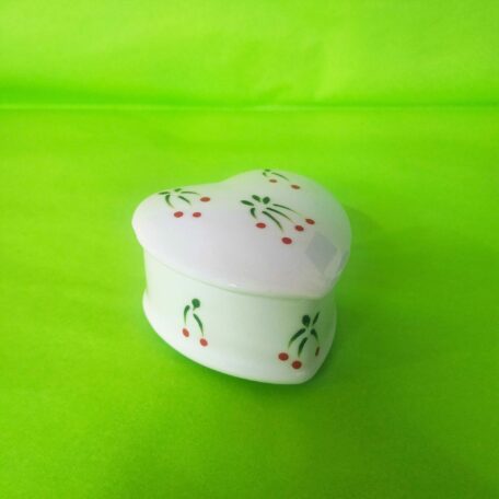 Autre vue boîte en forme de cœur en porcelaine blanche peinte à la main, décor cerises,