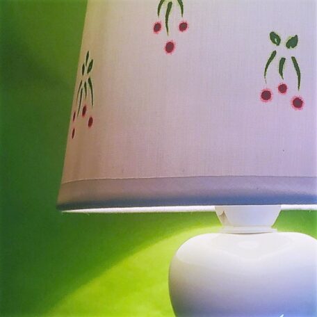 Détail lampe avec pied en céramique blanche 2 cœurs, abat-jour en toile blanche peint à la main décor cerises, 