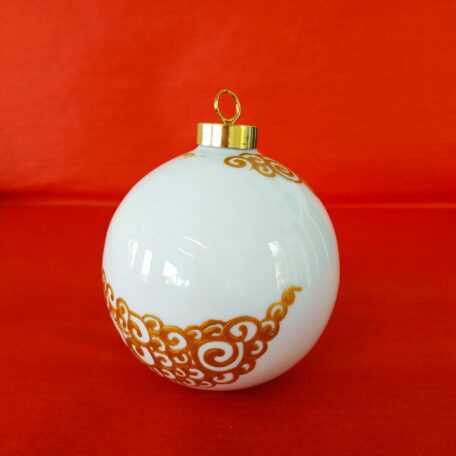 Boule de Noël en porcelaine blanche peinte à la main, décor spirales or