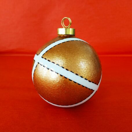 Autre vue boule de Noël en porcelaine blanche peinte à la main, décor couture vermeil marron