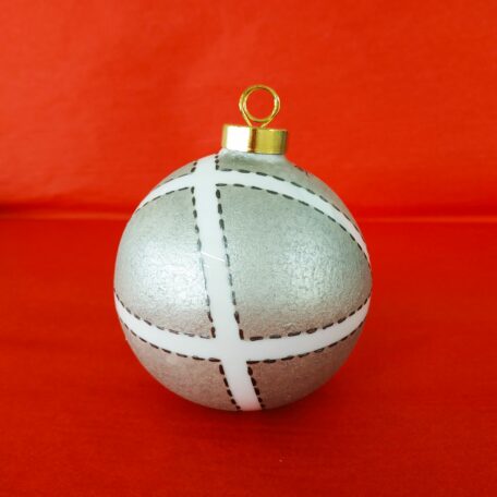 Autre vue boule de Noël en porcelaine blanche peinte à la main, décor couture argent étain