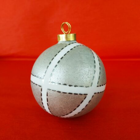 Boule de Noël en porcelaine blanche peinte à la main, décor couture argent étain