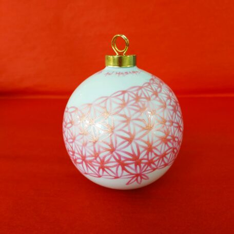 Autre vue boule de Noël en porcelaine blanche peinte à la main, décor dentelle rose irisé