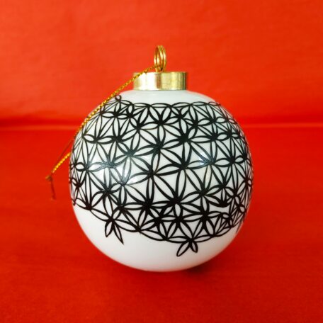 Autre vue boule de Noël en porcelaine blanche peinte à la main, décor dentelle noire