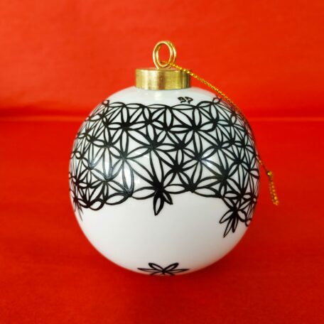 Boule de Noël en porcelaine blanche peinte à la main, décor dentelle noire