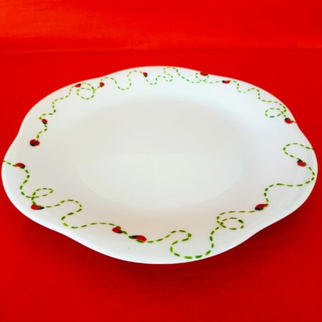Autre vue petite assiette à dessert forme fleur, en porcelaine blanche peinte à la main, décor coccinelles