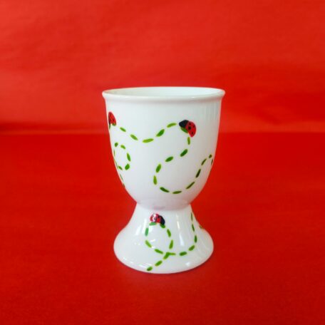 Autre vue coquetier forme classique en porcelaine blanche peinte à la main, décor coccinelles 
