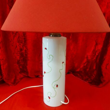 Grande lampe cylindre éteinte avec abat-jour en toile rouge, pied de lampe en porcelaine forme cylindre, peint à la main décor coccinelles