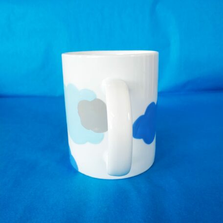 Autre vue mug droit en porcelaine blanche peinte à la main, décor nuages 