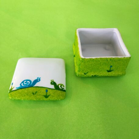 Boîte carrée ouverte en porcelaine blanche peinte à la main, décor escargots bleus et escargots verts