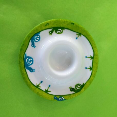 Dessus coquetier assiette rond en porcelaine blanche peinte à la main, décor escargots bleus et escargots verts