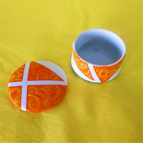 Boîte ronde ouverte en porcelaine blanche peinte à la main, décor graphique arc-en-ciel orange