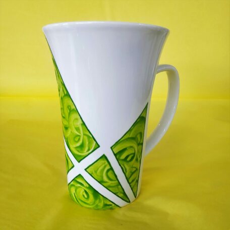 maxi mug en porcelaine blanche peinte à la main, décor graphique arc-en-ciel vert