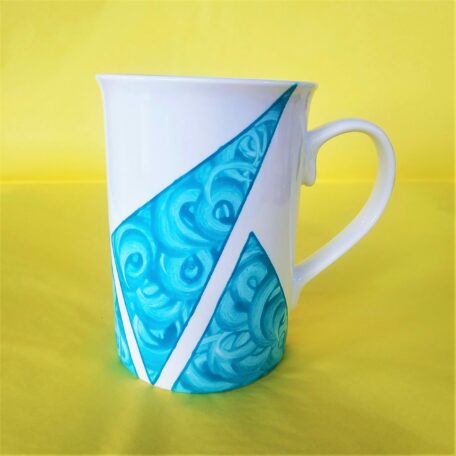Verso mug anglais en porcelaine blanche peinte à la main, décor graphique arc-en-ciel bleu