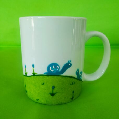 Verso mug classique en porcelaine blanche peinte à la main, décor escargots bleus et escargots verts