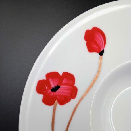 Détail assiette de dégustation en porcelaine blanche peinte à la main, décor coquelicots